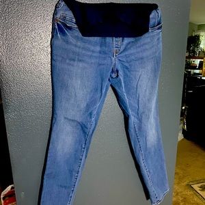 Old Navy Maternity jeans size 6 length shorts